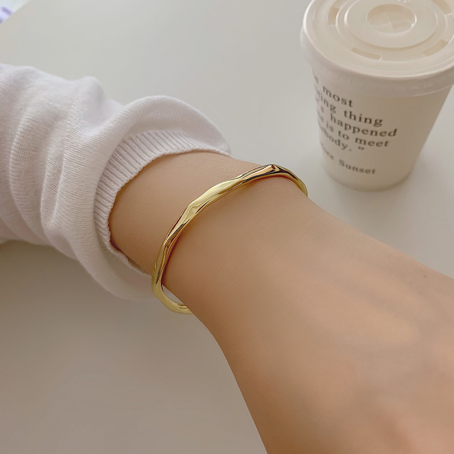 Pulsera de plata abierta de personalidad irregular de nicho simple, verano femenino, temperamento de moda, sentido del diseño, pulsera, pulsera