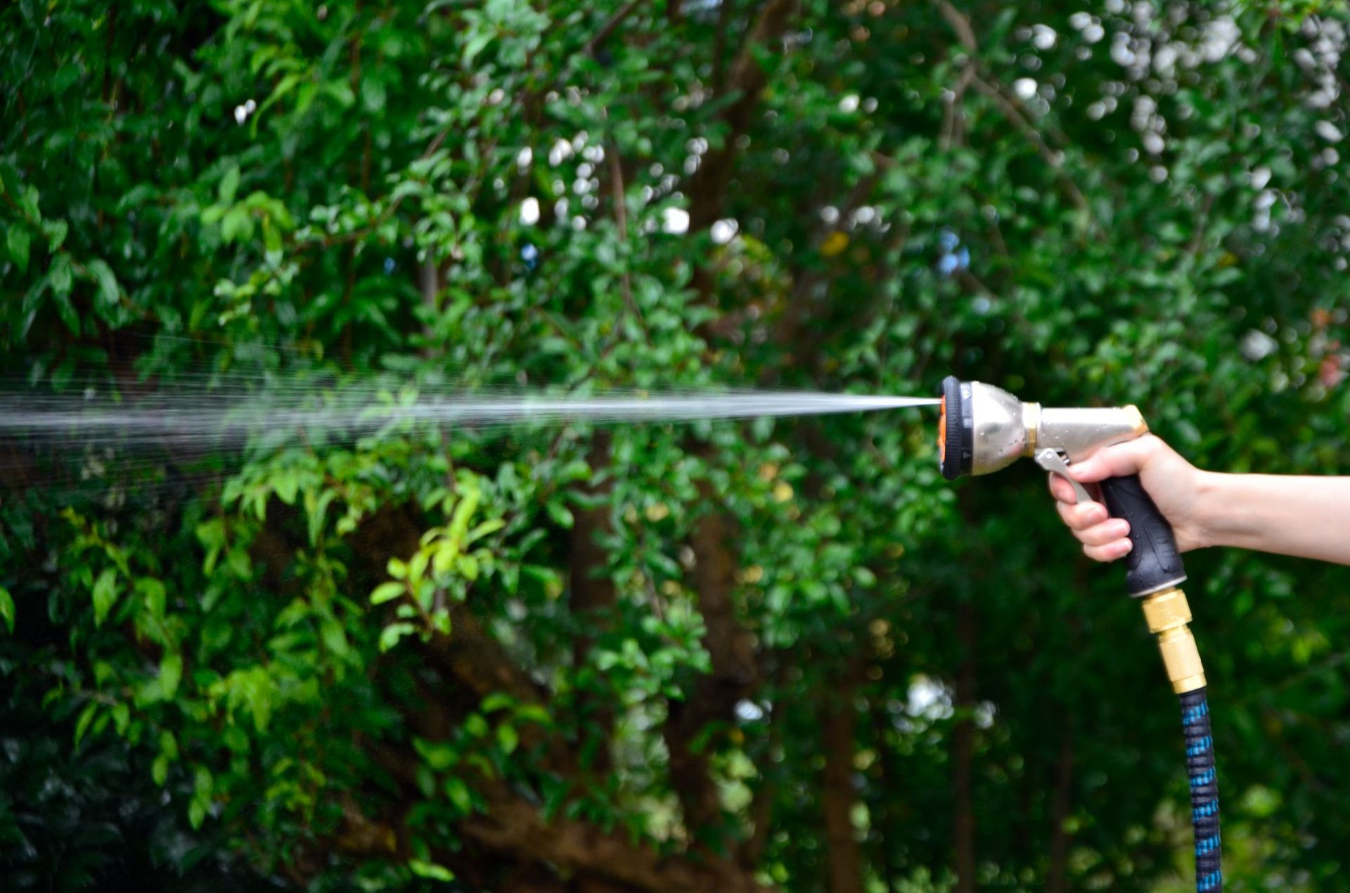 Telescopic water hose high pressure car washing water gun household washing car watering tool easy to store magic tube blue and black