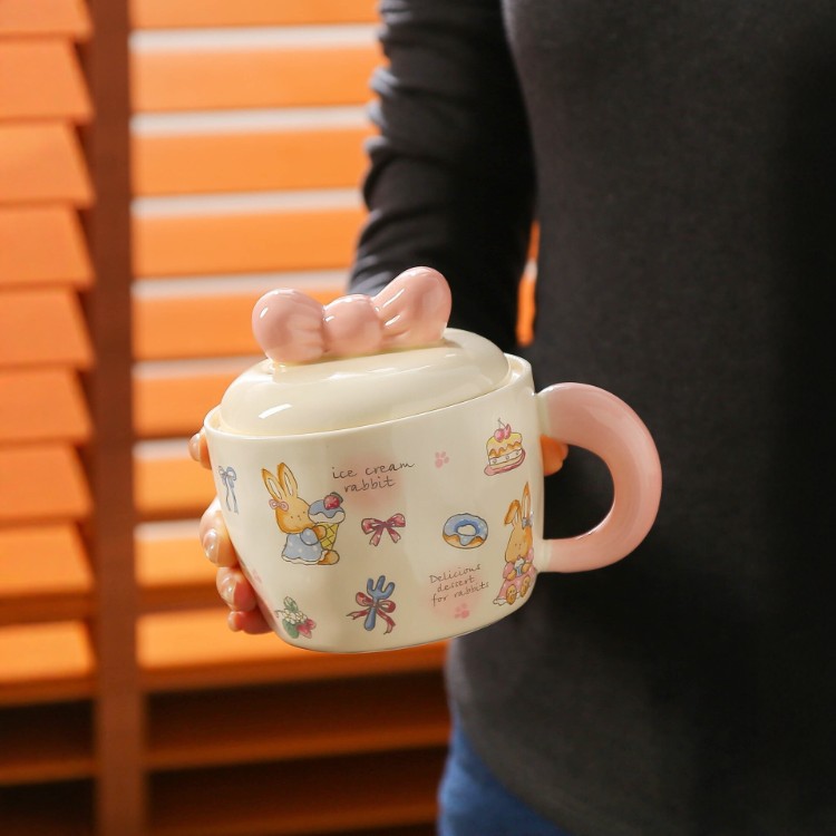 Conejo encantador taza de cerámica con tapa de alto valor facial regalo de pareja taza de agua de dibujos animados taza de café doméstica