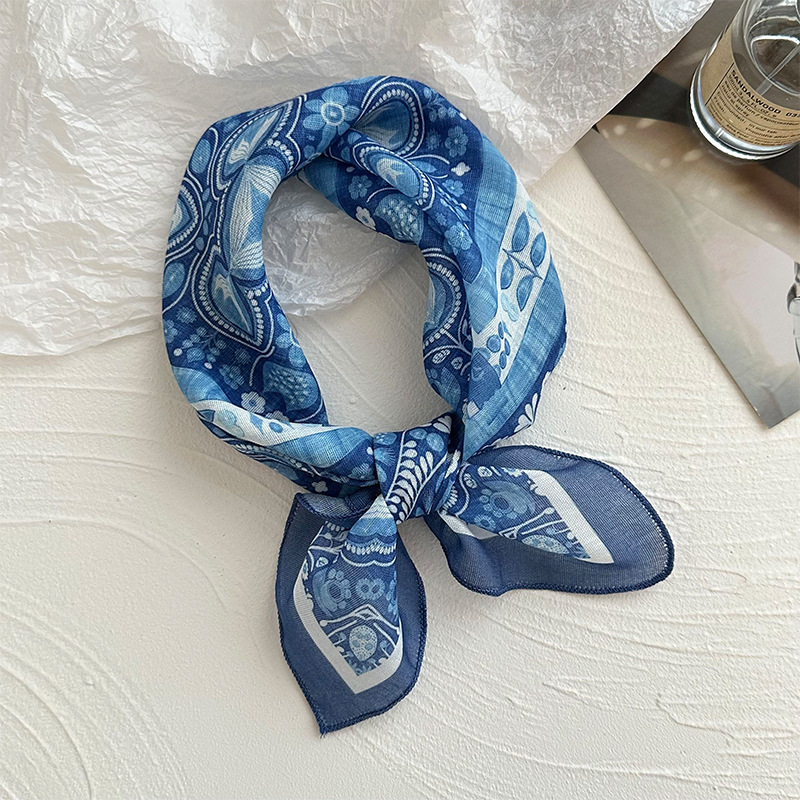 Crisantemo blanco volando con alas azules