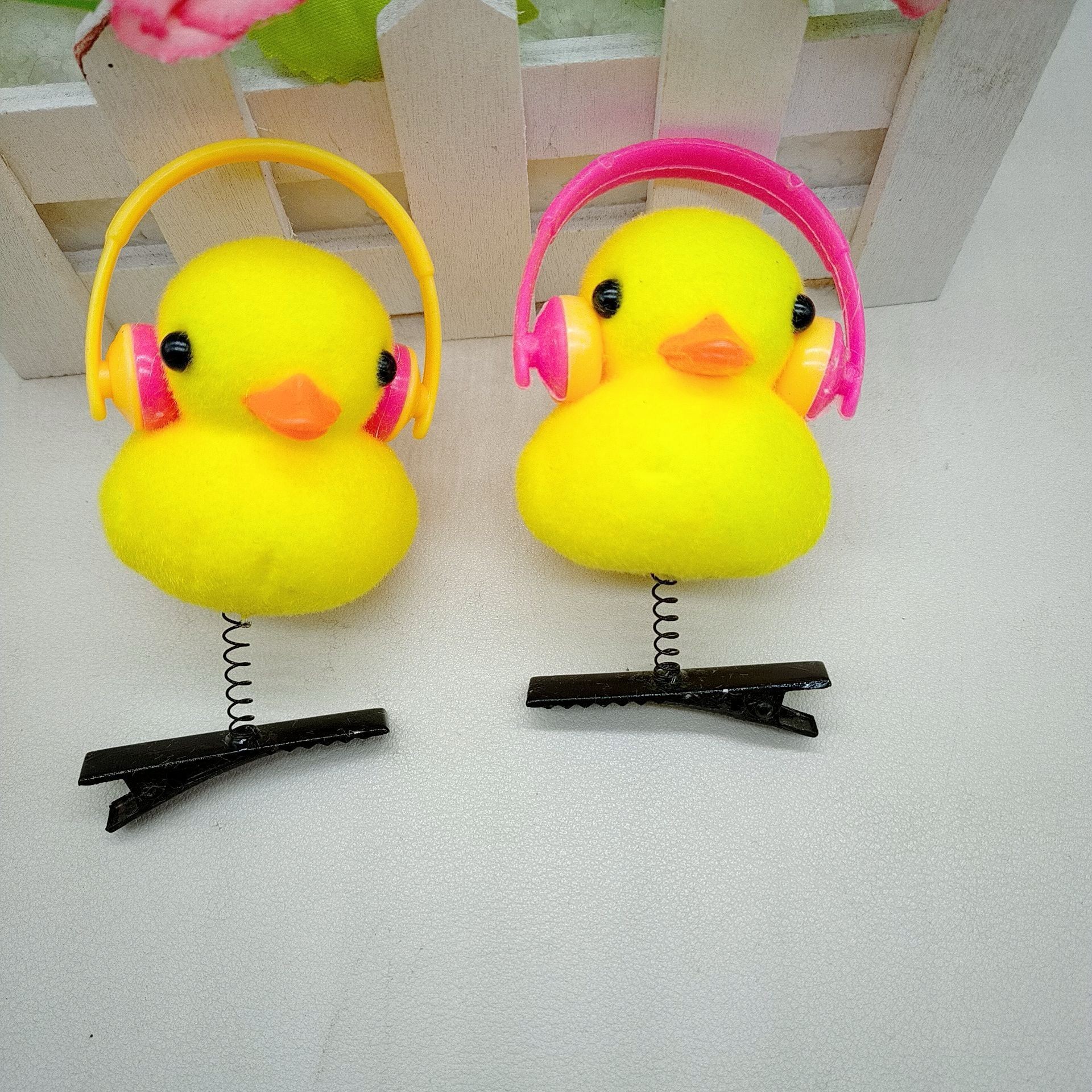 Amazon vende lindos artefactos transfronterizos, sombreros con lazo, gafas de sol, clips de resorte de pato amarillo, regalos de eventos de empuje de clase