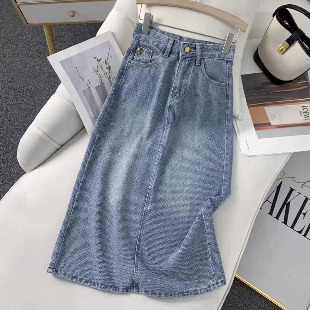 Chân váy denim nữ xẻ tà sau dáng dài vừa phối màu xanh cổ điển — 845 Soho thêu (xanh cổ điển)