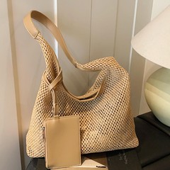 夏の人気の中空織バッグ女性用 2025 新しい海辺のリゾートスタイルの通勤バッグトートバッグ大容量女性用