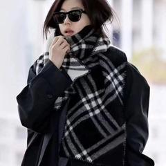 全智賢同モデルの古典的な格子縞のマフラーの女性の冬の黒い韓国版の保温のマントの女性の保温の百合のマフラー