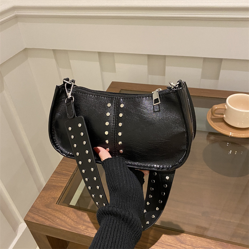 Bolso de hombro simple coreano de alto valor, invierno 2024 nuevo estilo retro personalidad casual bolso bajo la braza.