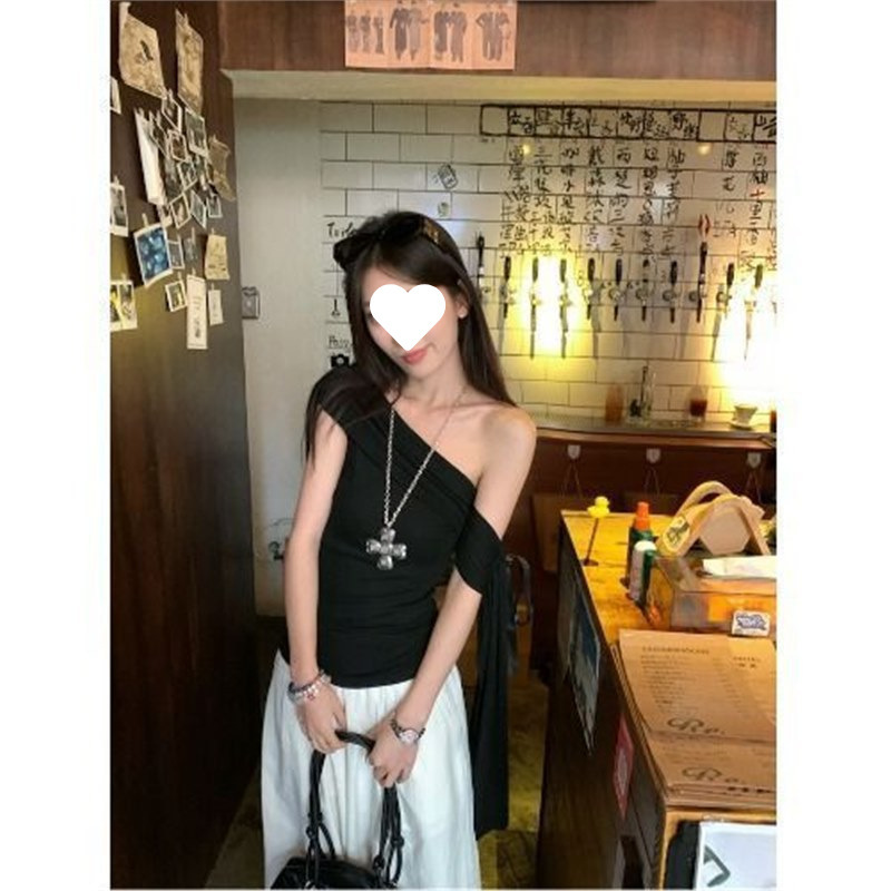 纯欲风一字肩不规则斜肩T恤女装夏季修身显瘦设计感白色露肩上衣|undefined