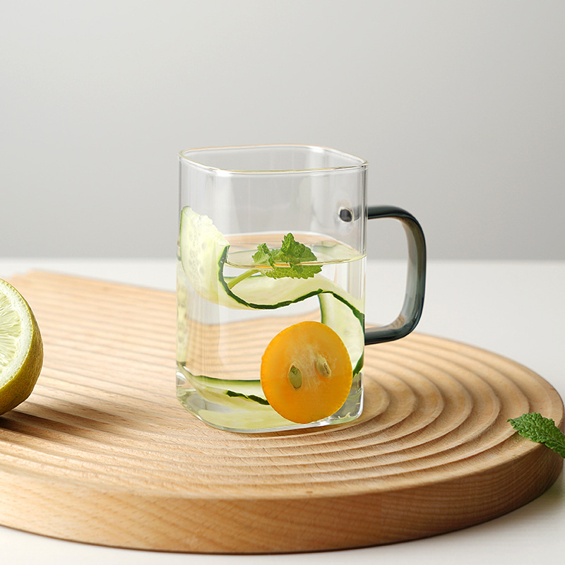 Taza de vidrio cuadrada simple taza de agua taza de vidrio de alta borosilicona al por mayor con mango de alta temperatura regalos comerciales de café