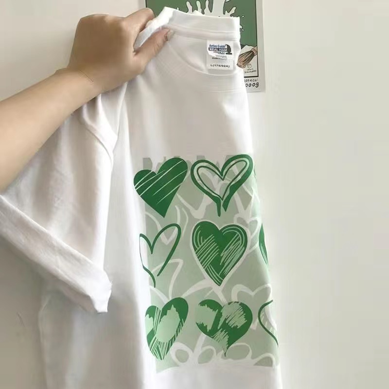 En el verano de 2023, los hombres guapos y de moda usan camisetas de manga corta de moda para hombres.