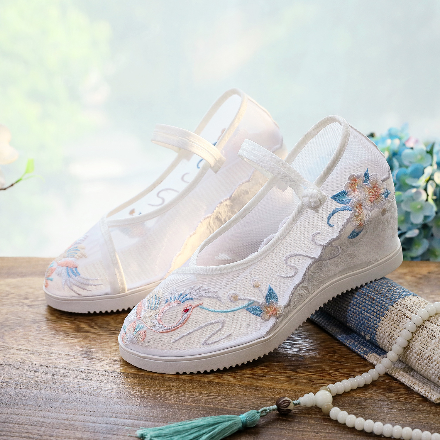 Mesh Fabric Dances in the Wind. New Style Women's Old Beijing Cloth Shoes with Hidden Height Increase and Round Toe, Paired with Hanfu High-Heeled Embroidered Shoes