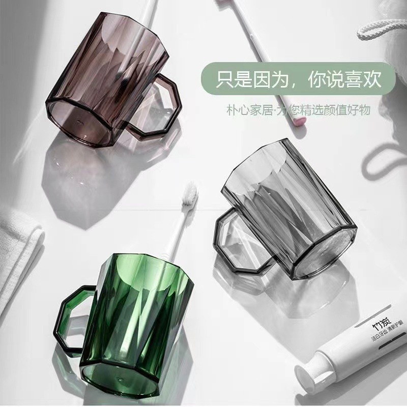 うがいコップの歯のコップのプラスチックは歯を磨いて歯ブラシのコップを洗います。|undefined