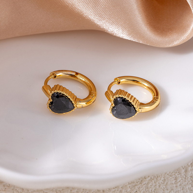 Black earrings with zircon