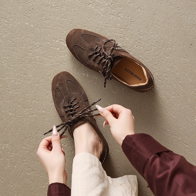 Giày sneaker nữ cổ điển mũi tròn chất liệu da lộn, đế tăng chiều cao, dây buộc — màu nâu