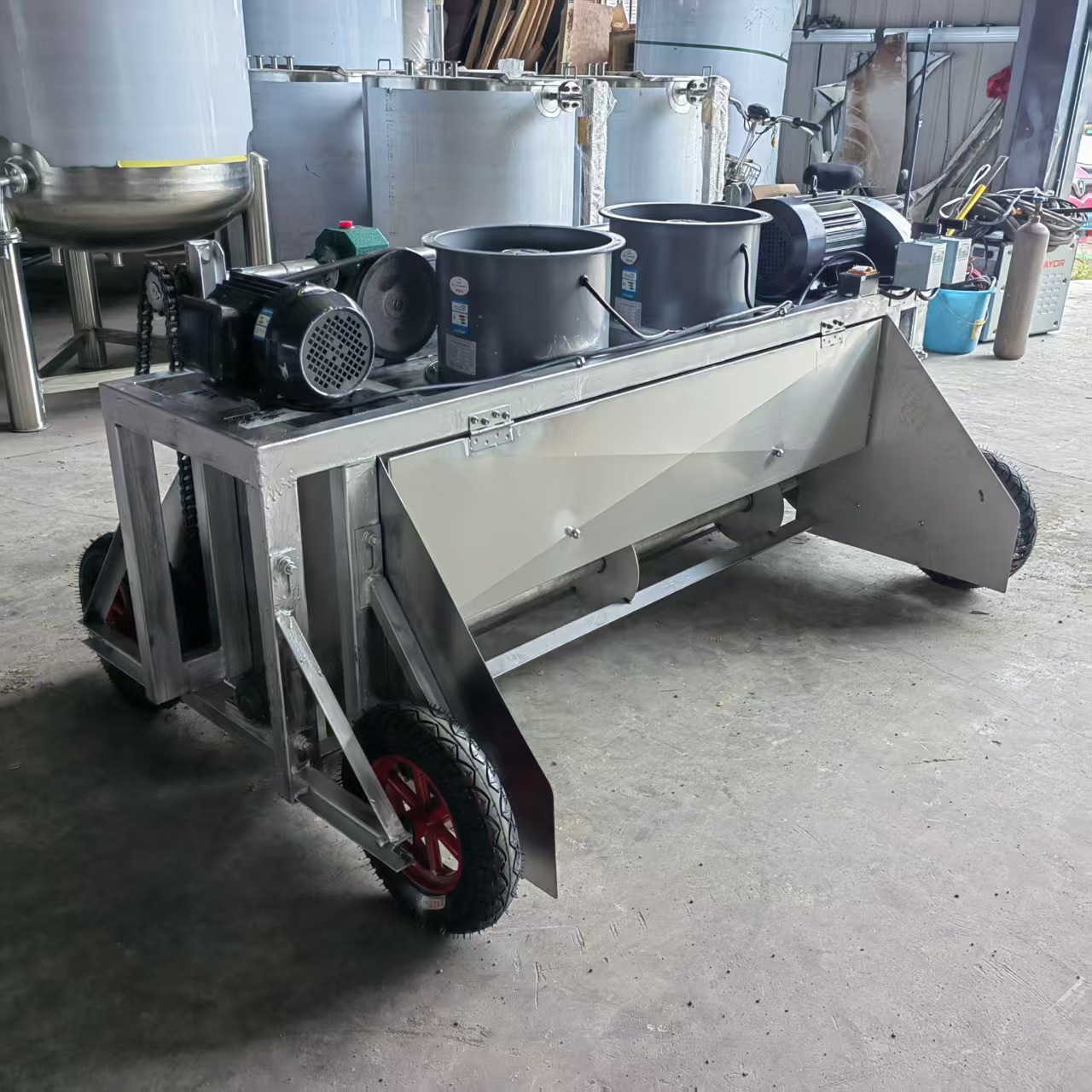 自走式酒糟降温摊凉设备 直线工作 拌曲拌料机