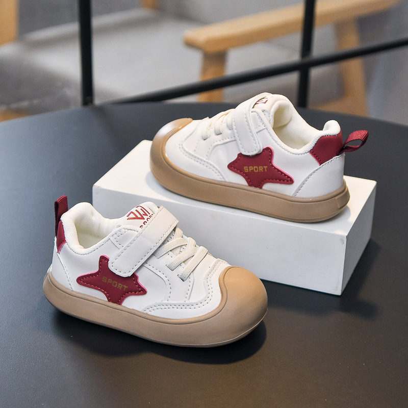 Zapatos deportivos para niños 2026 otoño nuevos zapatos blancos antideslizantes antipatas zapatos de jardín de infantes zapatos casuales para niños