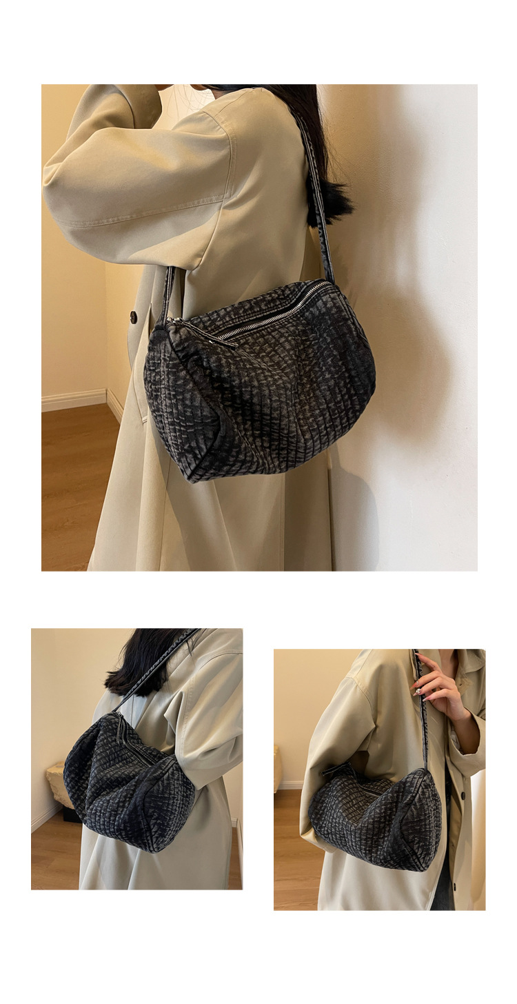 Frau Groß Denim Einfarbig Strassenmode Kissenform Reißverschluss Schultertasche Umhängetasche display picture 3