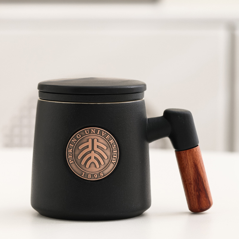 Taza de cerámica famosa escuela taza de filtro taza de marca taza de metal bronce relieve impresión LOGO taza de agua taza con tapa caja de regalo