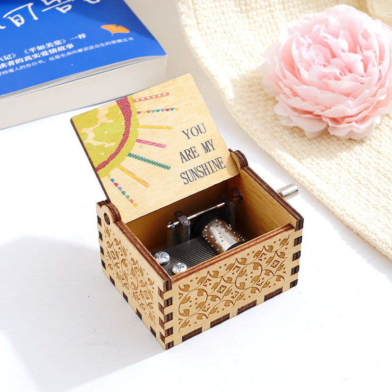 Caja de música de madera Caja de música de manivela tallada vintage Caja de música de madera Impresión en color UV transfronteriza Eres mi sol