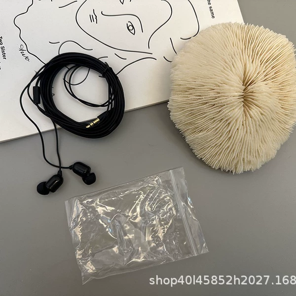 3 meters of black (bag)