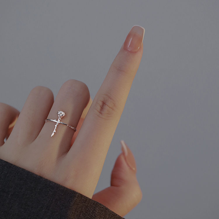 Minimalistische verstelbare ring met rozenbloem_voghion.com