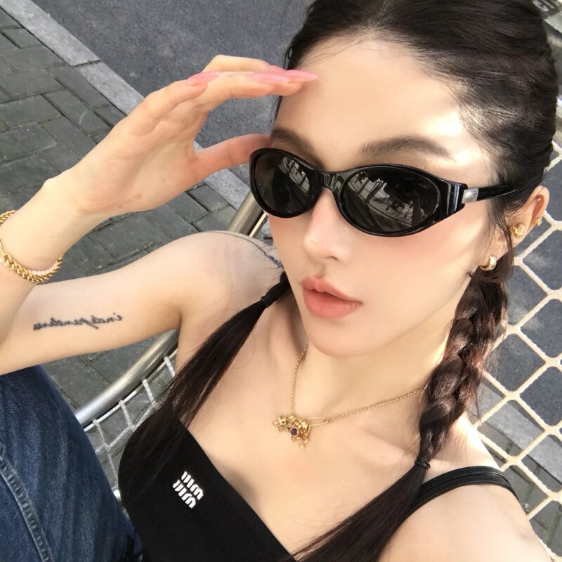 2026 New Y2K Style Hot Girl Headband Sunglasses for Women, Slimming Large Frame Sports Goggles, Uv Protection Trendy Sunglasses 2026 New Y2K Style Hot Girl Headband Sunglasses for Women, Slimming Large Frame Sports Goggles, Uv Protection Trendy Sunglasses