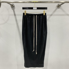 サブヒューマン女性用の二つの副線と同じ黒の純綿ニットの後ろにパンツの半身のスカートがあります。