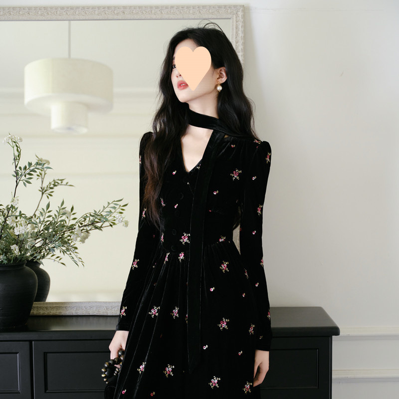 French retro elegant temperament black velvet floral dress for women in autumn and winter small fragrance style inner bottom long skirt
