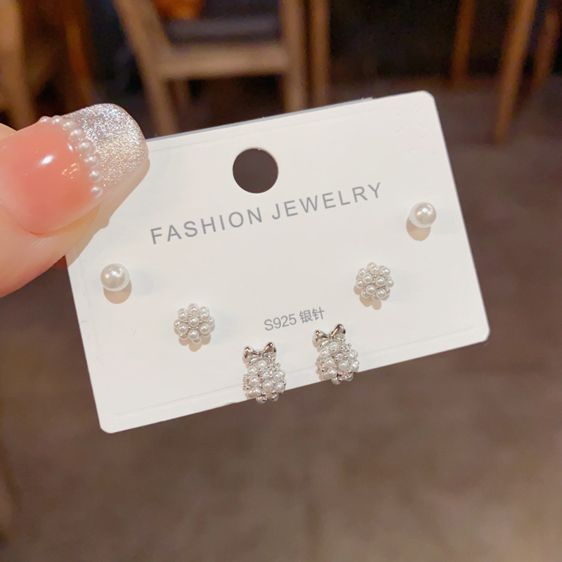 S925 aguja de plata micro incrustaciones de circón pendientes cortos pendientes de pelo corto japonés y coreano elegante todo-fósforo simple conjunto de tres piezas pendientes para las mujeres