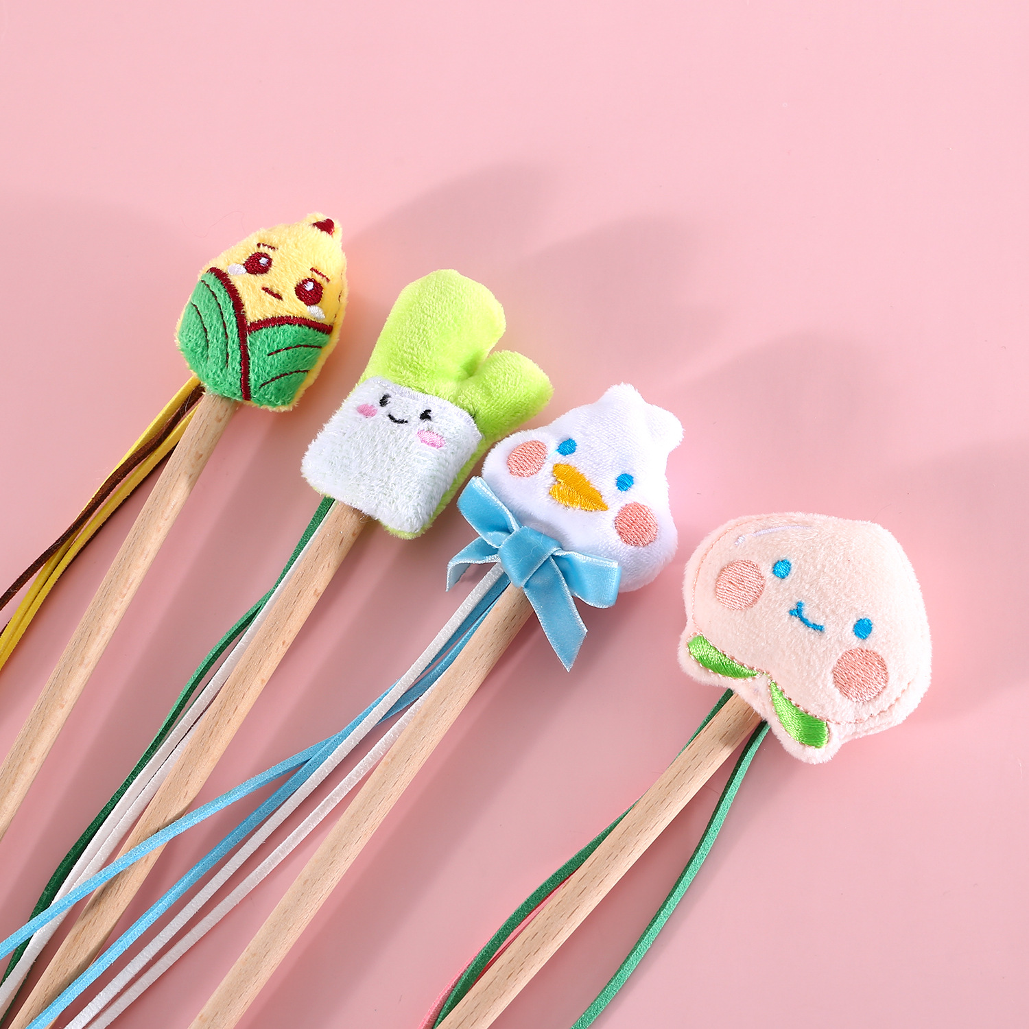 Dibujos animados borla divertido gato palo de peluche cebolla maíz fruta caramelo color campana sonido interactivo gato alivio juguete