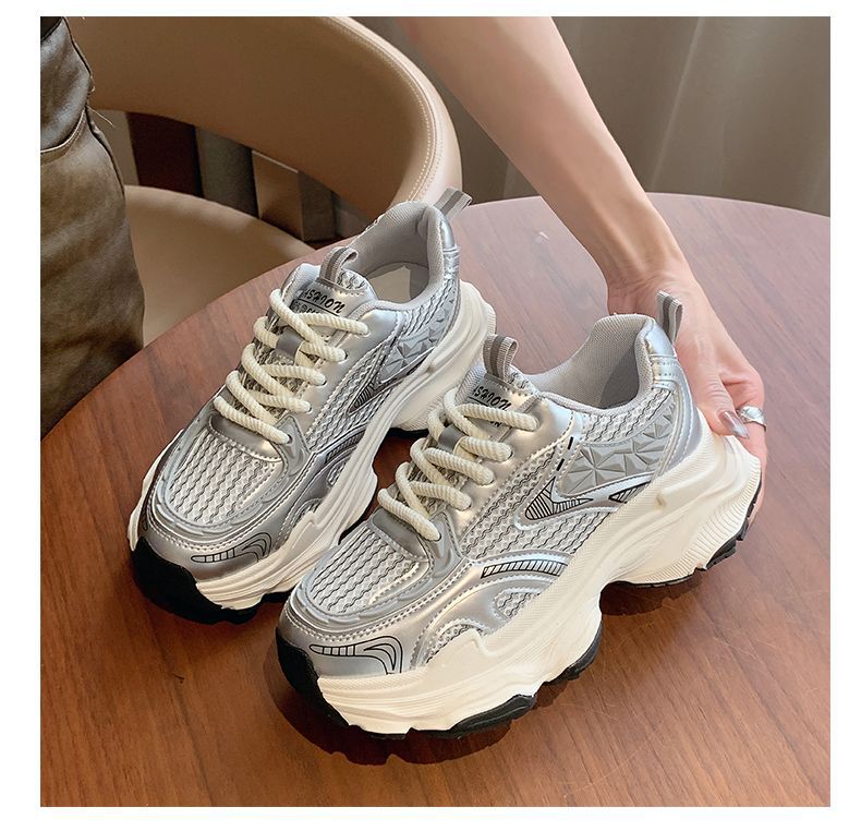 Zapatos de suela gruesa para mujeres 2024 nuevo otoño transpirable para aumentar los estudiantes calles fritas red doble ocio zapatos de cuero suave