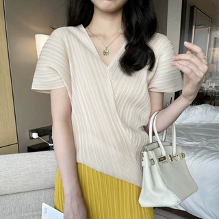 现货批发褶皱女装设计感小众v领宽松短袖T恤三宅不规则上衣小衫潮