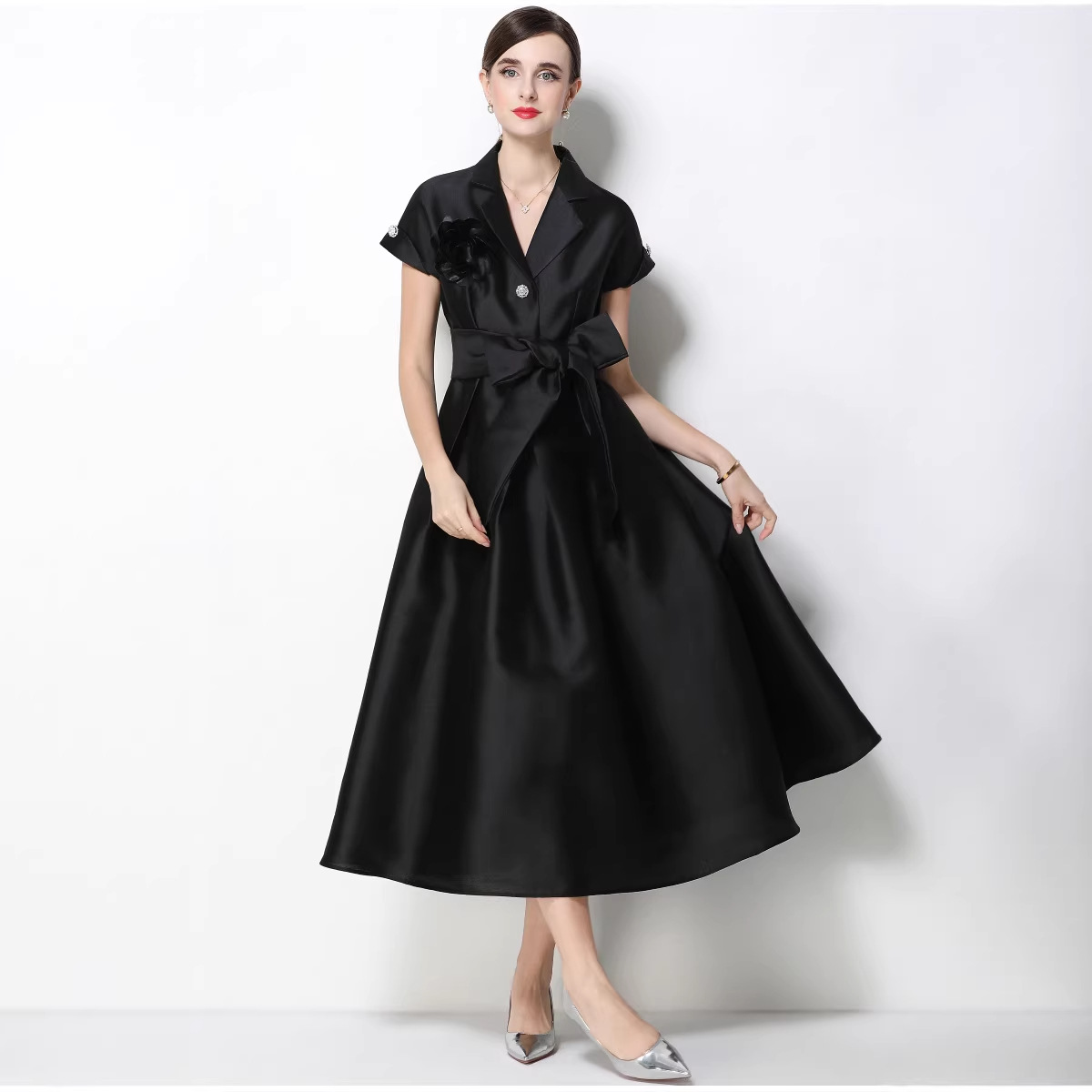 Đầm maxi nữ hoa nổi tay ngắn cổ vest thắt eo jacquard xòe — màu đen, Rượu vang đỏ, xanh lam, màu hồng đậm