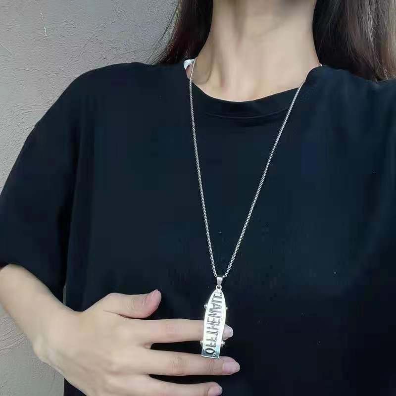 Collier avec pendentif personnalisé pour hommes et femmes, marque à la mode, longue lettre, skateboard, accessoires de rap et de danse hip-hop_voghion.com