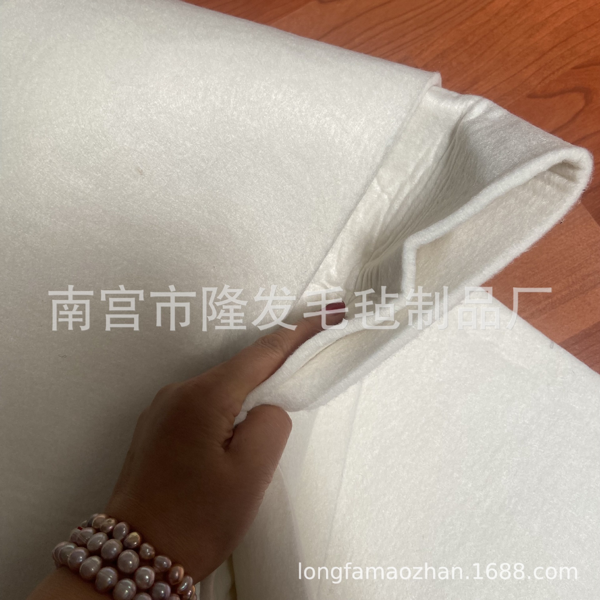 羊毛毡吸音棉 白色900g吸声无纺布 背胶的吸声不织布 4mm毛毡料