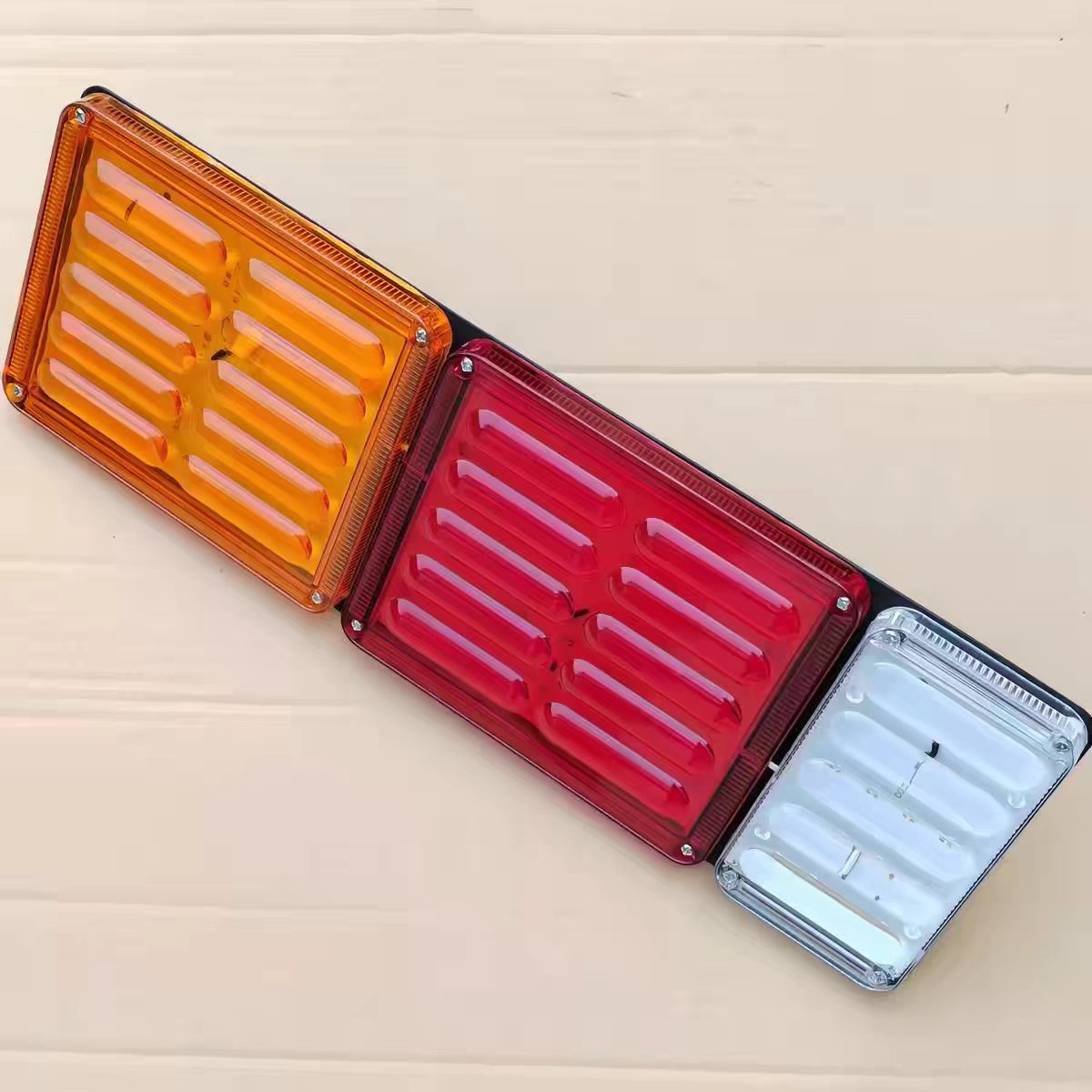 Juniwang Truck Semi-Trailer Rear Tail Light 24V Pc Material Anti-Smash Resistant to High Temperatures Comes with Installation Screws