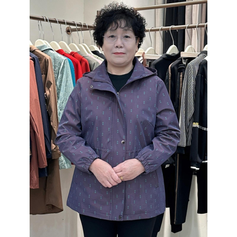 중년 및 노년층의 뚱뚱한 엄마의 윈드 브레이커 재킷 봄과 가을 새로운 스타일 중년 및 노년층 여성의 배를 덮고 나이를 줄여주는 루즈한 재킷
