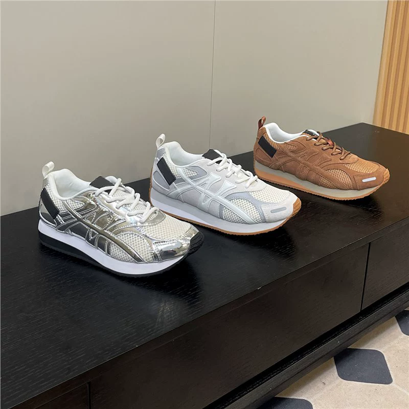 Весна и лето 2025 года, новый стиль, можно разработать и оптовые неоформленные моральные тренировочные туфли на толстой подошве для женщин, сетчатые дышащие серебряные повседневные спортивные туфли