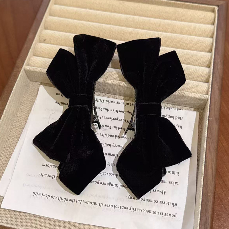 002 Пара бархатных бантов с зажимом-черный