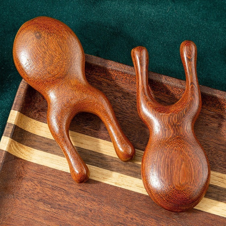 顔の檀木マッサージ器の目の鼻筋の小さいカエルは木の櫛の家庭の頭の経絡の顔をマッサージします。|undefined