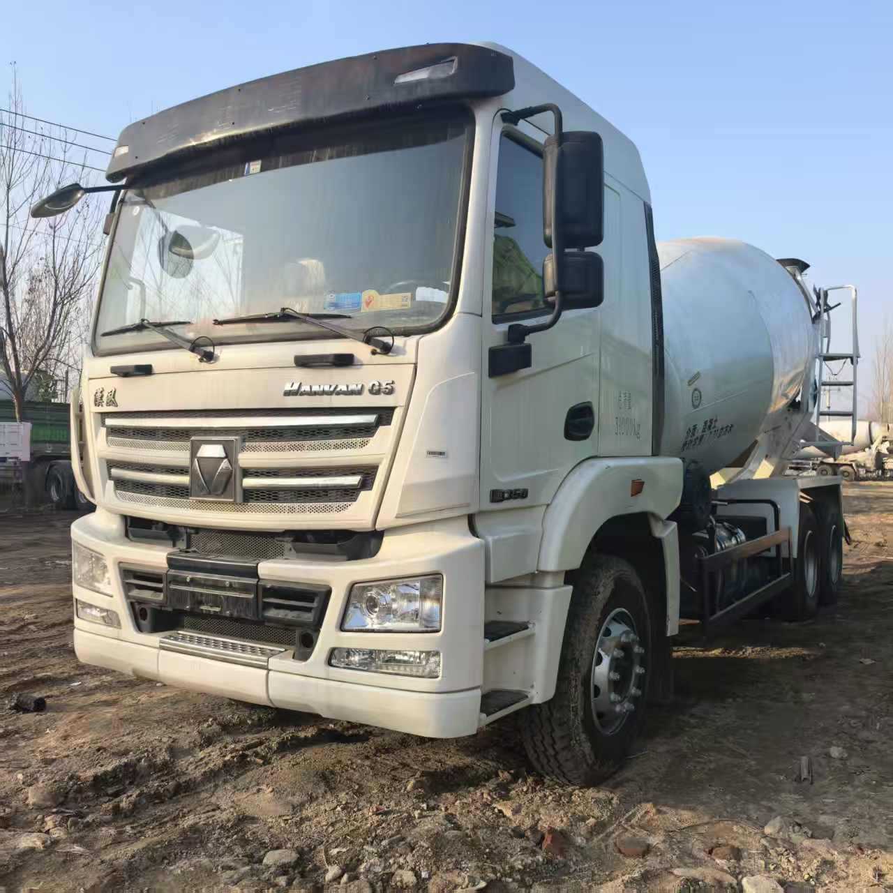 Camión de mezcla de concreto transfronterizo integrado totalmente automático sellado camión de mezcla de transporte de autocarga de cemento minero
