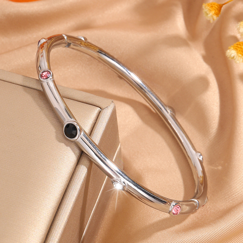 Mujeres de acero inoxidable diez pulseras de perforación galvanizadas de alta calidad 18k oro de moda pulseras de lujo ligeras joyas personales versátiles