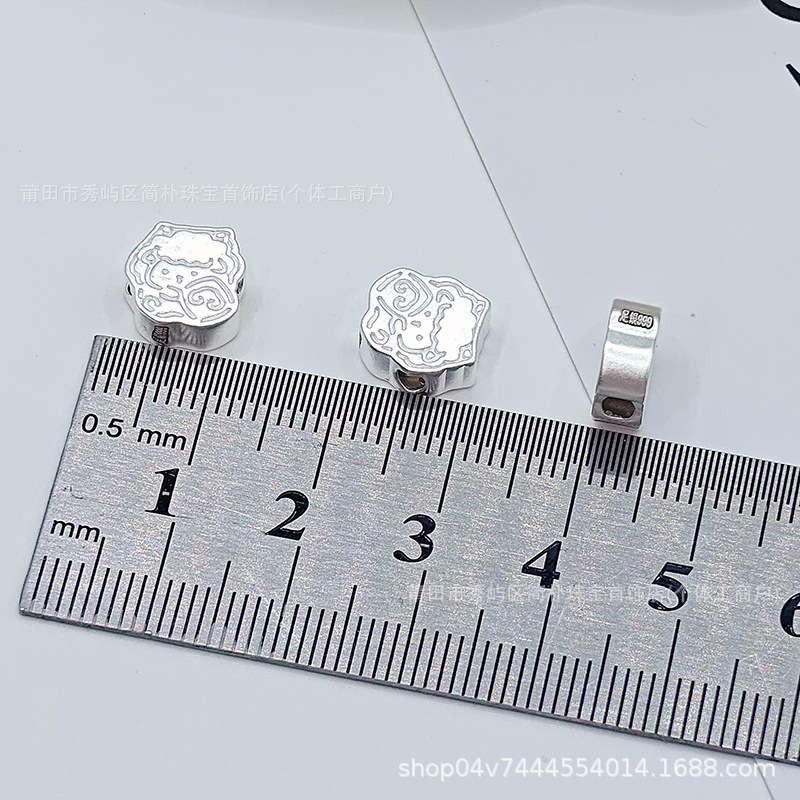 999 pure silver cartoon-style simple drawing of a little sheep, used as a charm bead or spacer bead for handmade DIY braided bracelets, pure silver sheep zodiac accessory