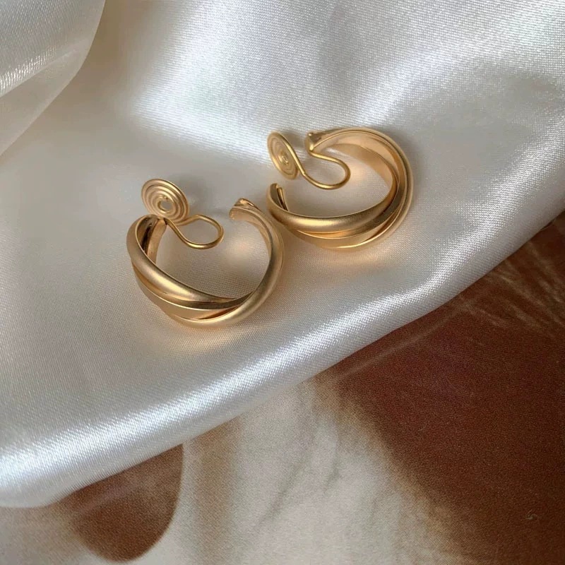 A pair of sub-gold mosquito coil ear clips [copper plated with real gold]