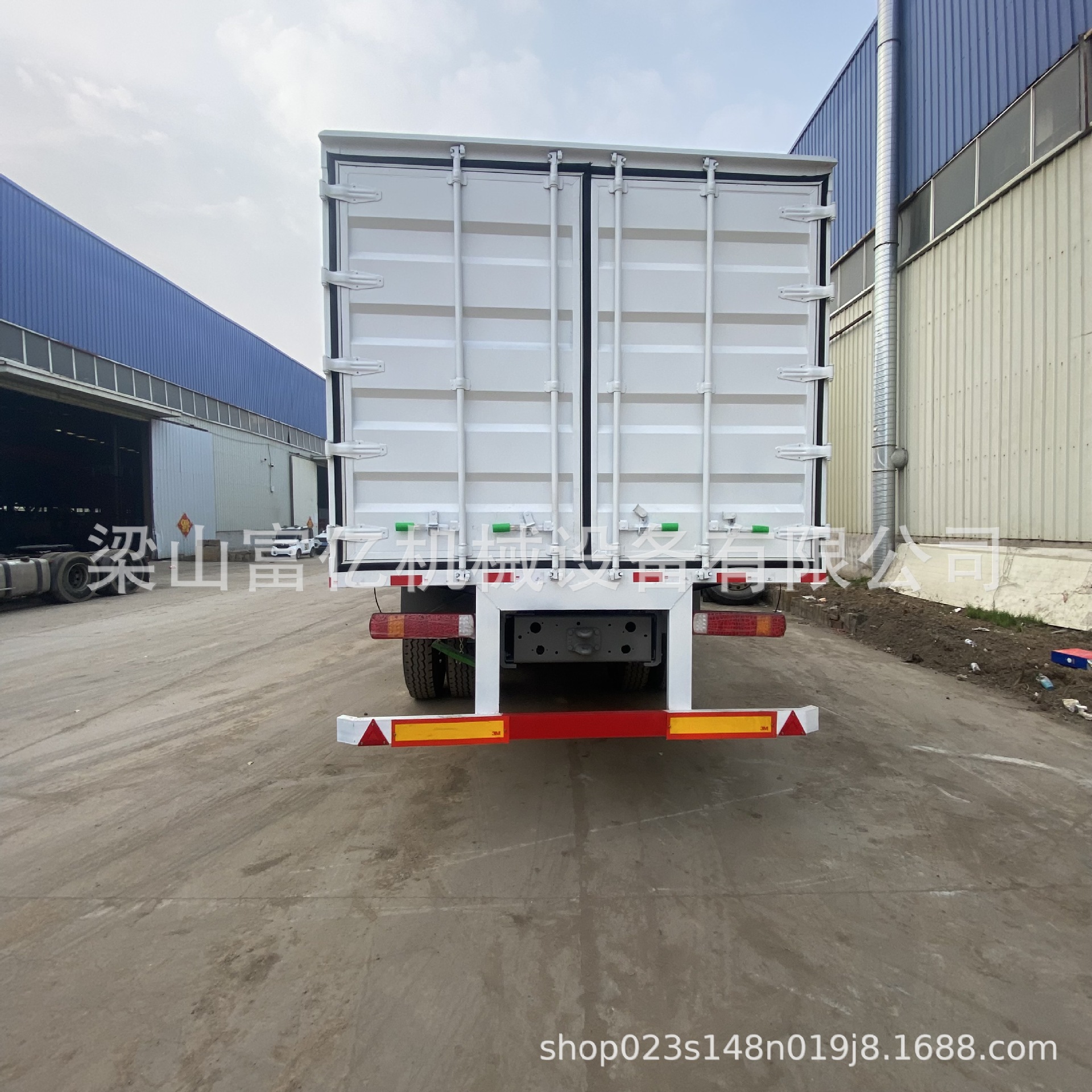 Exported to Africa: Sinotruk Howo Box-Type Truck with 12 Wheels (Four Front, Eight Rear), High Horsepower, Remanufactured Container Truck
