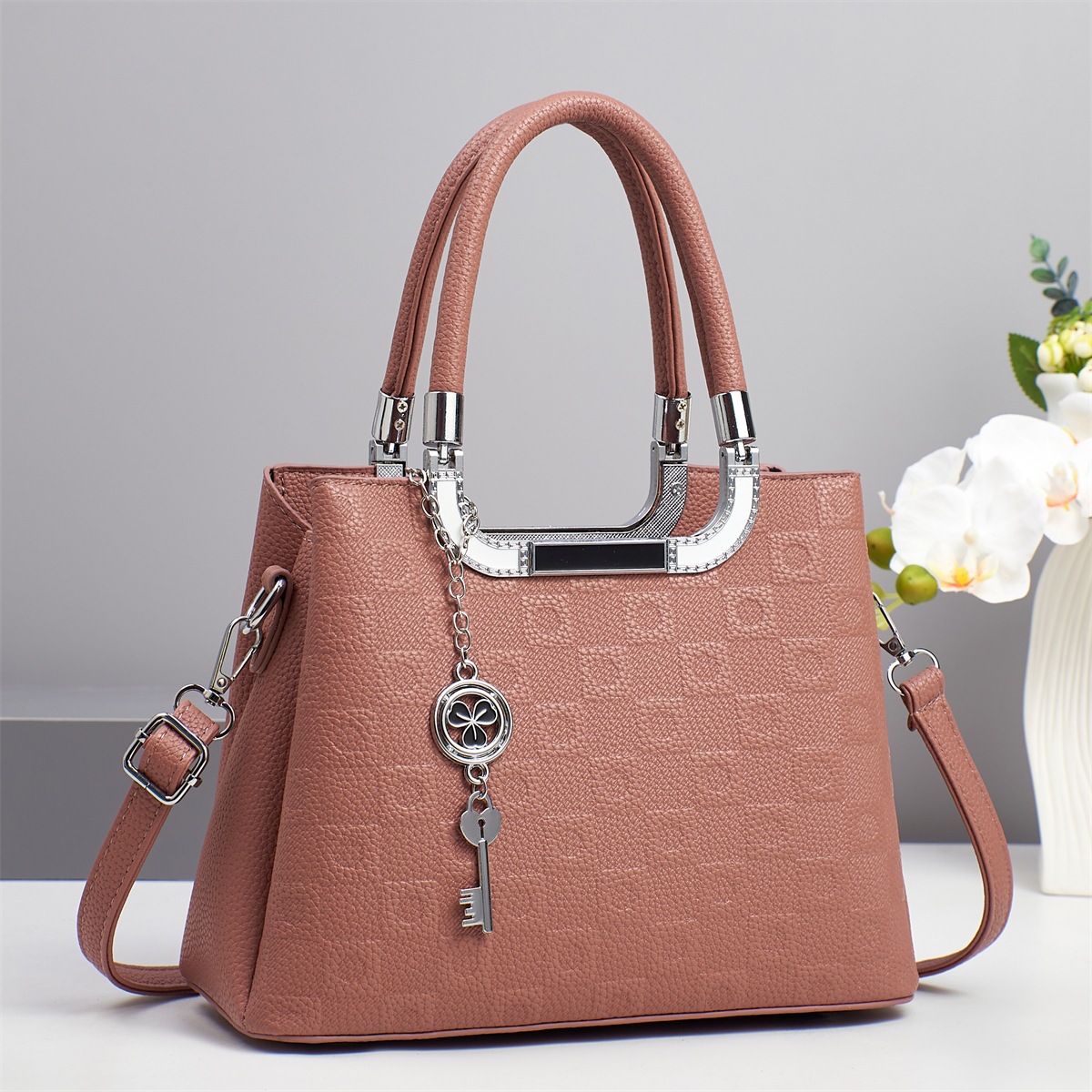 2025 marca atmósfera para enviar a la madre bolso de mano de las mujeres de mediana edad bolso de mensajero de todo fósforo nuevo sentido de alta calidad de gran capacidad