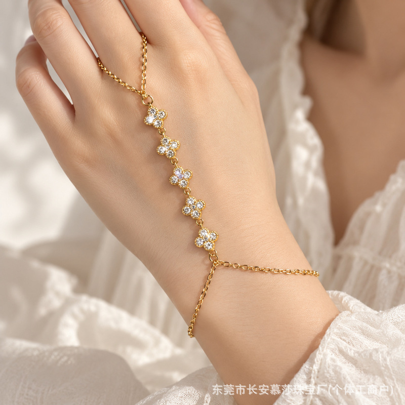 European and American titanium steel diamond-studded hand chain, a luxurious and sparkling zirconia four-leaf clover bracelet, wholesale of luxury hand jewelry European and American titanium steel diamond-studded hand chain, a luxurious and sparkling zirconia four-leaf clover bracelet, wholesale of luxury hand jewelry