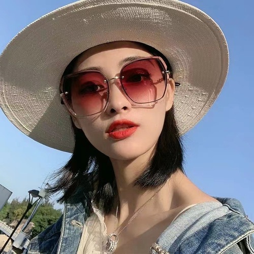 New frameless, beveled-edge diamond-studded sunglasses—Korean-style, fashion-forward, oversized sunglasses with ocean-lens design—wholesale online celebrity glasses.