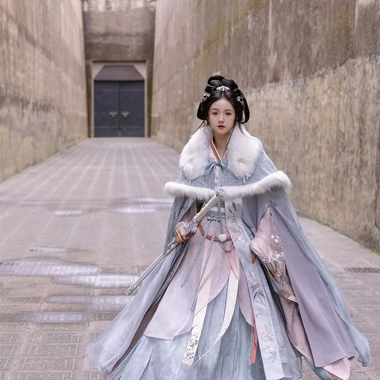 Оригинальный [Снег падает на белую луну] Двухслойный плащ Hanfu с шерстяным воротником для тепла фея зимний стиль дикий вышивальный плащ