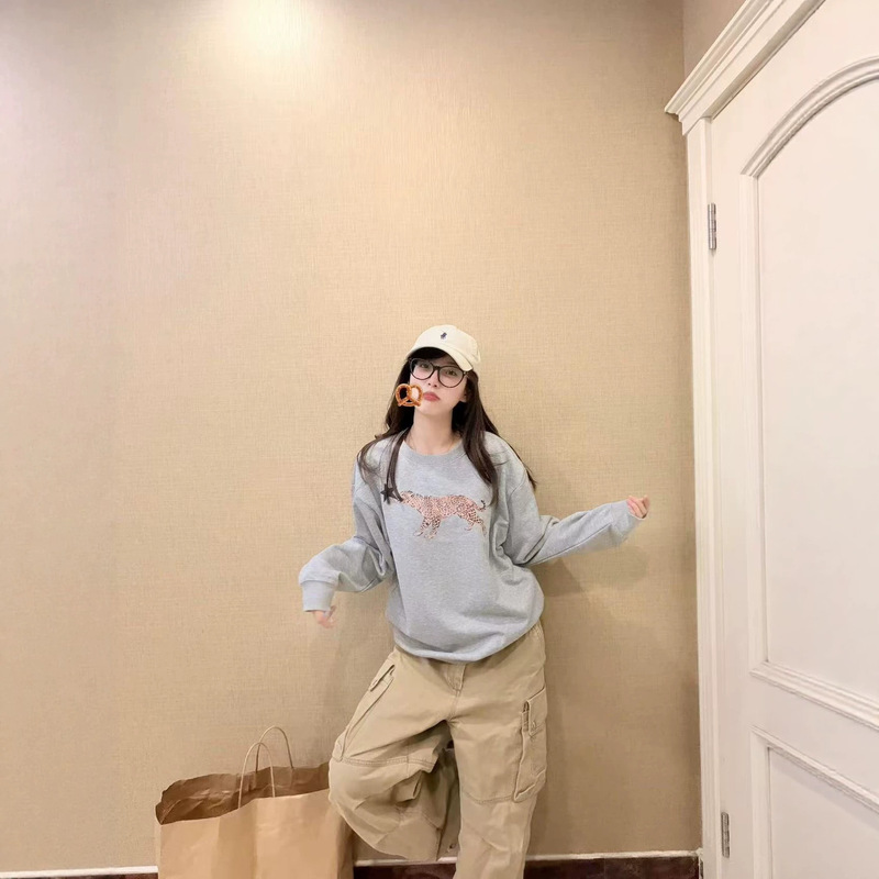 American-style retro leopard print long-sleeve sweatshirt for women, 2026 autumn/winter new collection, loose and casual, versatile top, trendy American-style retro leopard print long-sleeve sweatshirt for women, 2026 autumn/winter new collection, loose and casual, versatile top, trendy