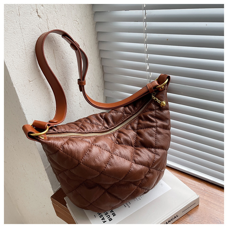 simple bag large capacity new fashion soft leather Lingge single shoulder messenger bagpicture6