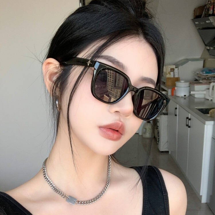 2024 New Zhu Zhu Same Style Tea Sunglasses Women's Round Face Slimming Square White Frame Sunglasses High Sense